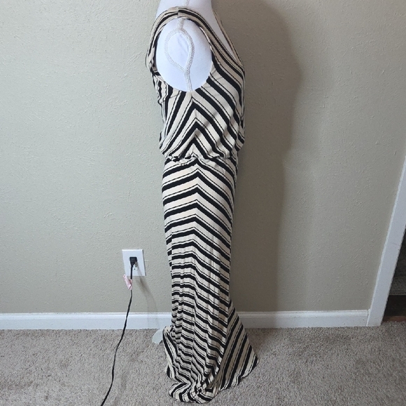 Calvin Klein Size 4 Black and Cream Chevron Maxi Dress - Picture 3 of 7